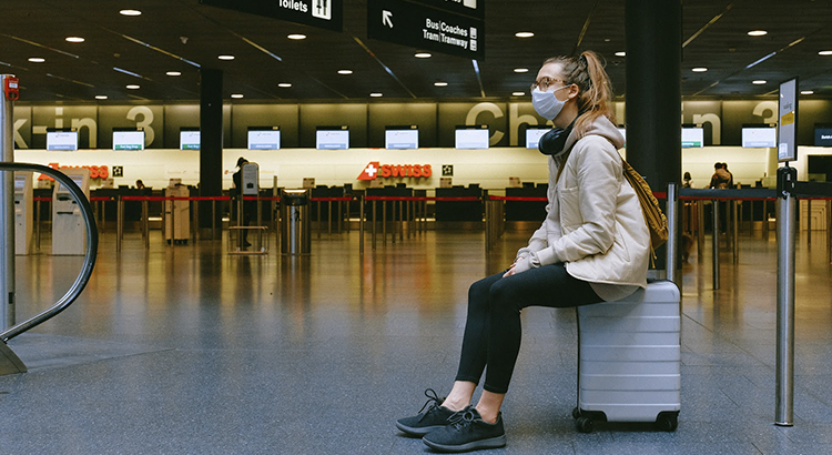 mulher-espera-no-aeroporto-retomada-aluguel-de-temporada