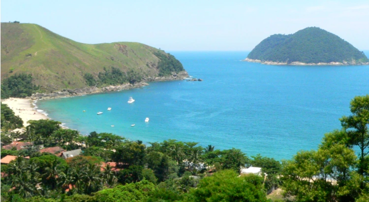 Foto: Victor de Andrade Lopes na Wikipedia | praia de guaeca fica perto da Praia Toque-Toque Pequeno em São Sebastião/SP