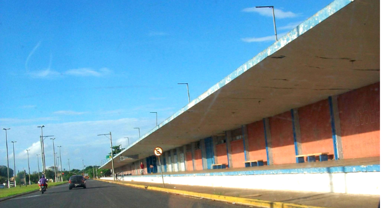 Antiga Estação Ferroviária e Avenida dos Araçás, local que, até a década de 1990, era ocupado pela linha original da Estrada de Ferro Noroeste do Brasil. | Foto de André - aluguel de temporada em Araçatuba