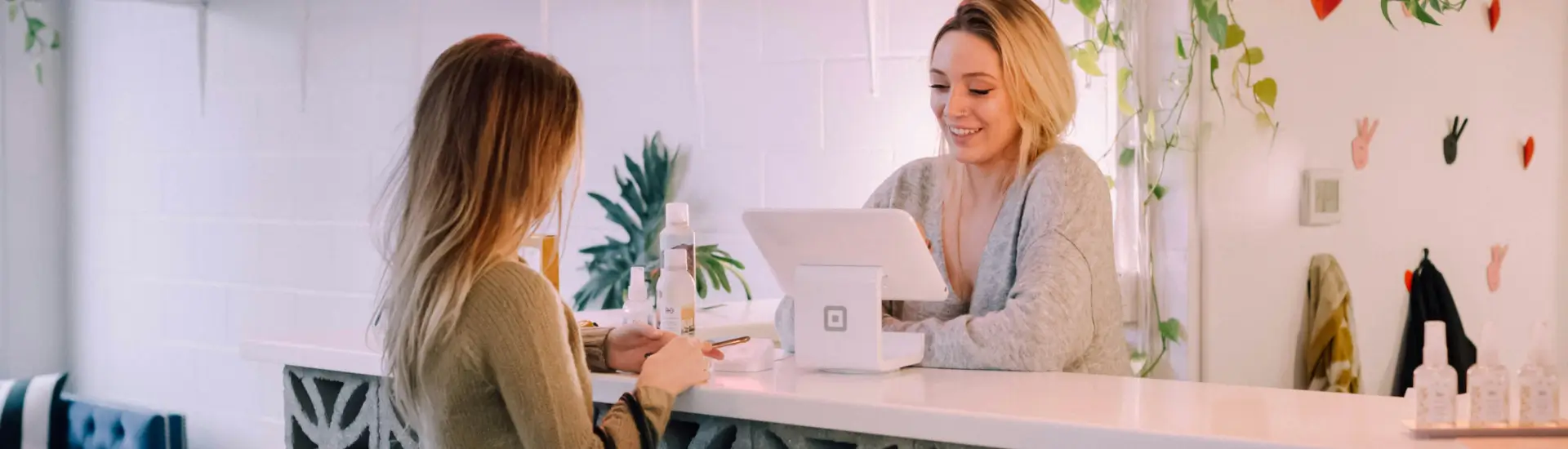 Foto de Christiann Koepke na Unsplash | O que faz um concierge na locação por temporada?