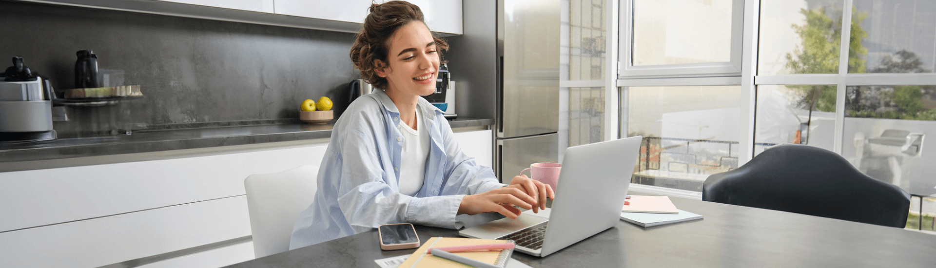 Retrato de uma jovem empresária que trabalha em casa olhando para o laptop e sorrindo, representando uma pessoa fazendo imposto de renda Foto: benzoix no Freepik