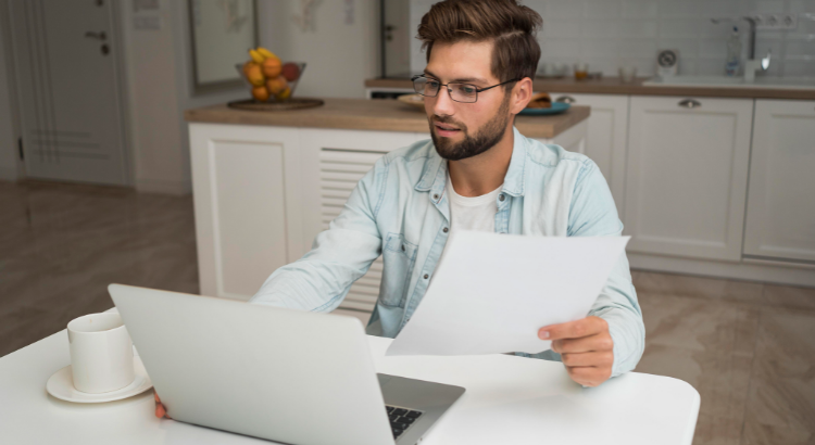 Homem adulto casual trabalhando em casa representando uma pessoa fazendo imposto de renda
freepik