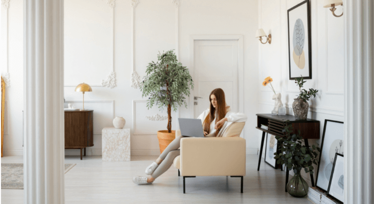 Foto: Freepik | estratégias de marketing para anfitriões | pessoa usando computador em casa