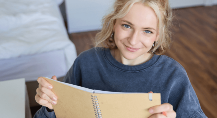 Foto: Freepik | Como criar um manual do hóspede: dicas e modelos práticos