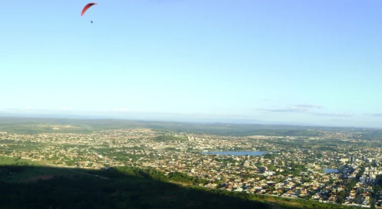 Panorama de Sete Lagoas a partir da Serra de Santa Helena | Foto de Saragomes27 - aluguel de temporada em Sete Lagoas