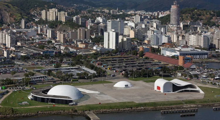 Vista aérea da Praça Popular de Niterói, início do Caminho Niemeyer | Foto: Diego Baravelli na Wikipedia  | Aluguel de temporada em Niterói: descubra as melhores oportunidades no litoral do Rio de Janeiro
