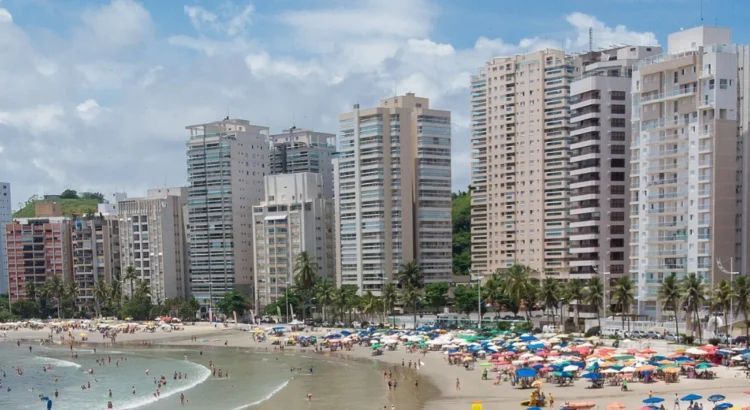 Foto: Governo do Estado de São Paulo na Wikipedia | Aluguel de temporada no Guarujá: transforme seu imóvel em uma fonte de renda com gestão profissional