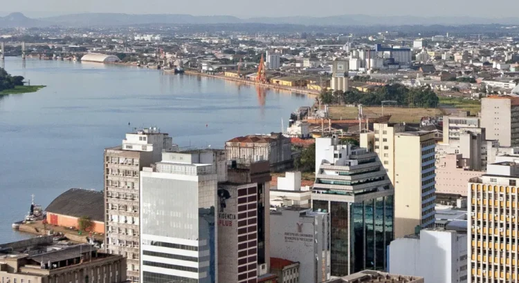 Foto do alto do prédio Santa Cruz, na Rua da Praia, Centro da cidade. Porto Alegre, RS em 01/06/2012 | Foto: Bruna Cabrera | Aluguel de temporada em Porto Alegre: transforme seu imóvel em um negócio lucrativo