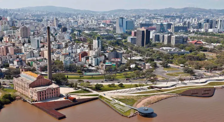 Vista aérea da Orla Moacyr Scliar | Foto: Luciano Lanes/PMPA na Wikipedia | Aluguel de temporada em Porto Alegre: transforme seu imóvel em um negócio lucrativo