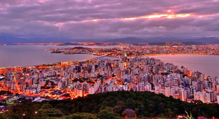 Morro da Cruz, Florianópolis - SC, Brazil | Foto: Oscar Fava na Wikipedia