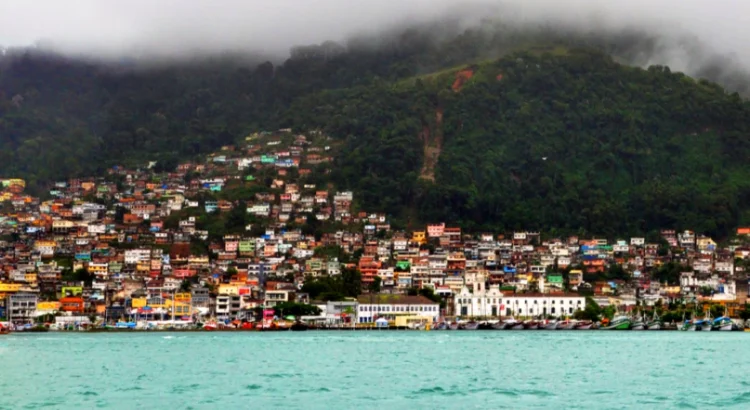 Foto: chensiyuan na Wikipedia de imóveis em Angra dos Reis