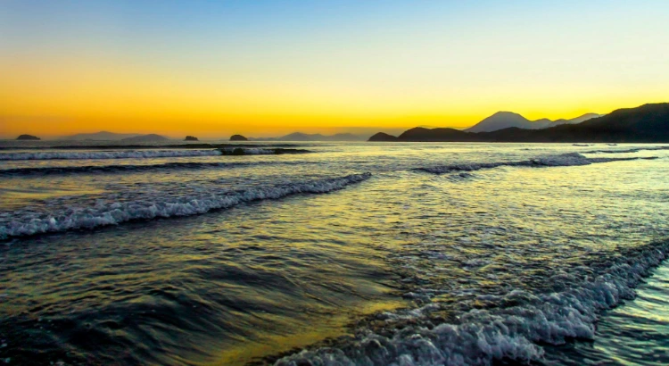 Foto: Gabriel Castaldini na Wikipedia | Praia da Fazenda, Ubatuba, SP
