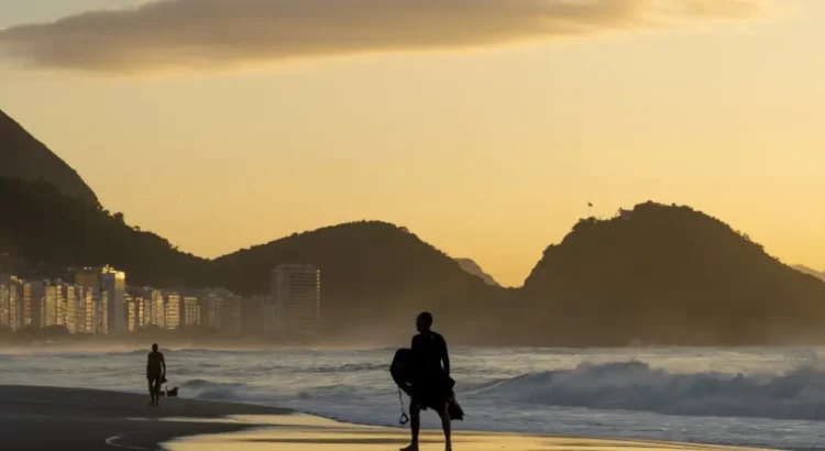 Bela foto da Praia de Copacabana no Rio de Janeiro durante o nascer do sol Foto: wirestock no Freepik