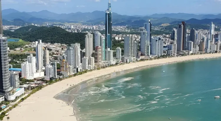 Vista parcial de Balneário Camboriú por Trustable / CC BY-SA 4.0