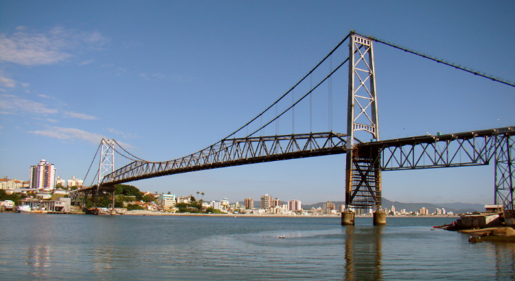 “<a href="https://www.flickr.com/photos/soldon/3421525278" title="Ponte Hercílio Luz">Ponte Hercílio Luz</a>” por <a href="https://www.flickr.com/photos/soldon/">Rodrigo Soldon</a>, <a href="https://creativecommons.org/licenses/by/2.0/deed.pt-br" rel="license noopener noreferrer">CC BY 2.0</a> Aluguel de temporada em Florianópolis: guia para férias e rentabilização de imóveis